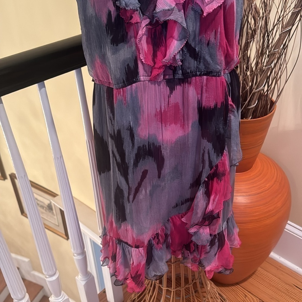 Trina Turk 100% silk dress. Lining is polyester - Picture 3 of 10